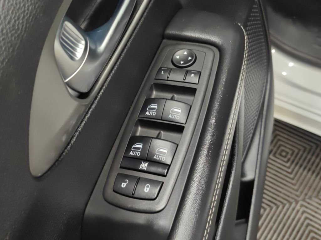 Used 2025 Chrysler Pacifica Select image 59