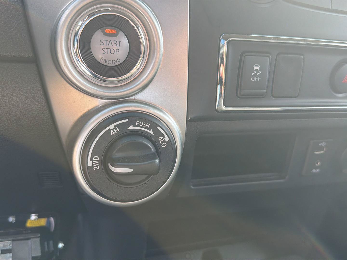 Used 2017 Nissan Titan SV AWD/4WD image 25