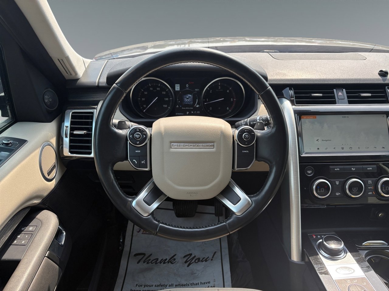 Used 2017 Land Rover Discovery HSE image 12