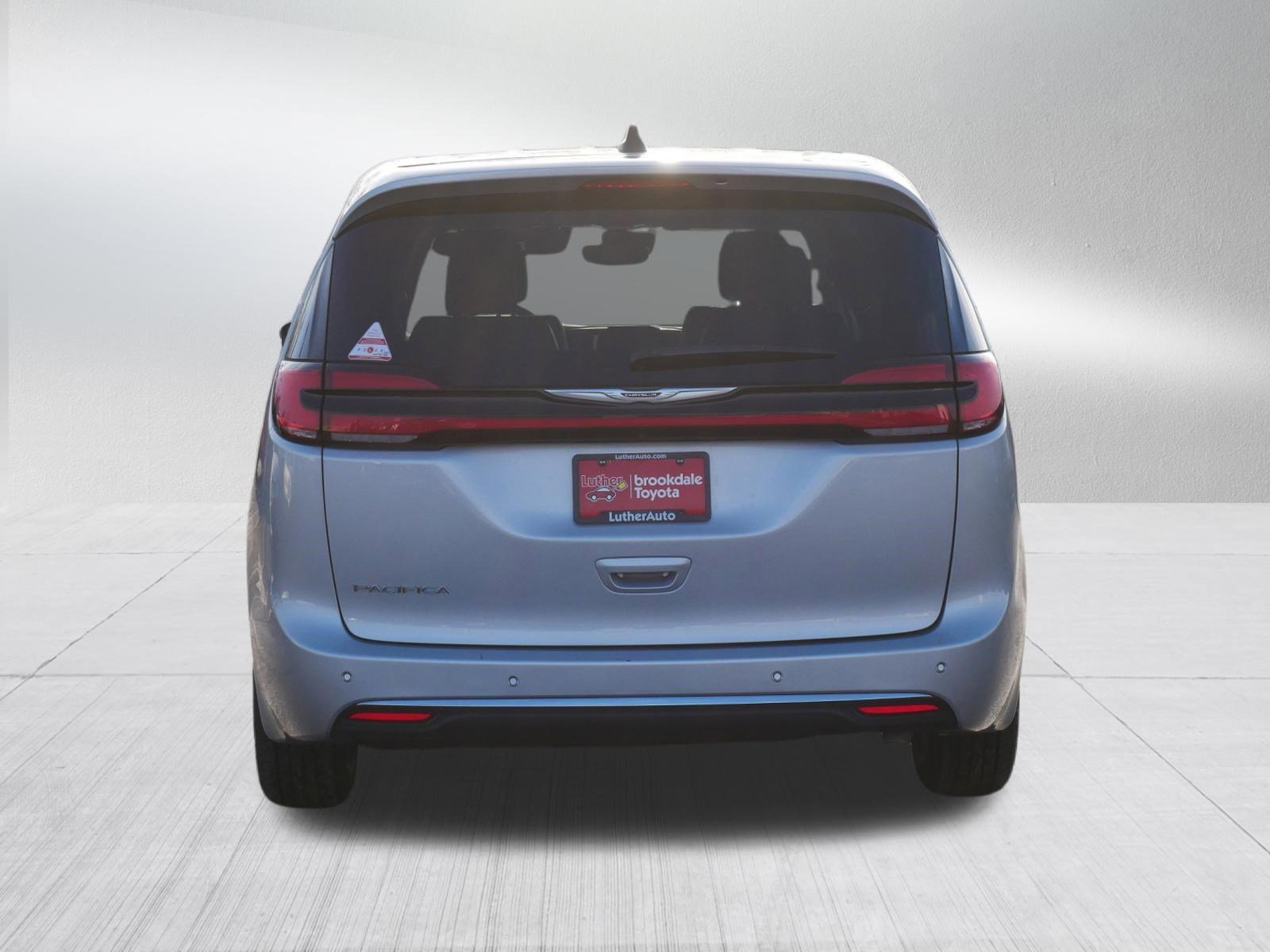 Used 2024 Chrysler Pacifica Touring-L image 6