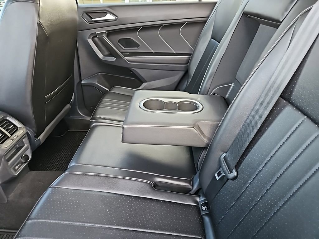 Used 2024 Volkswagen Tiguan SE image 31