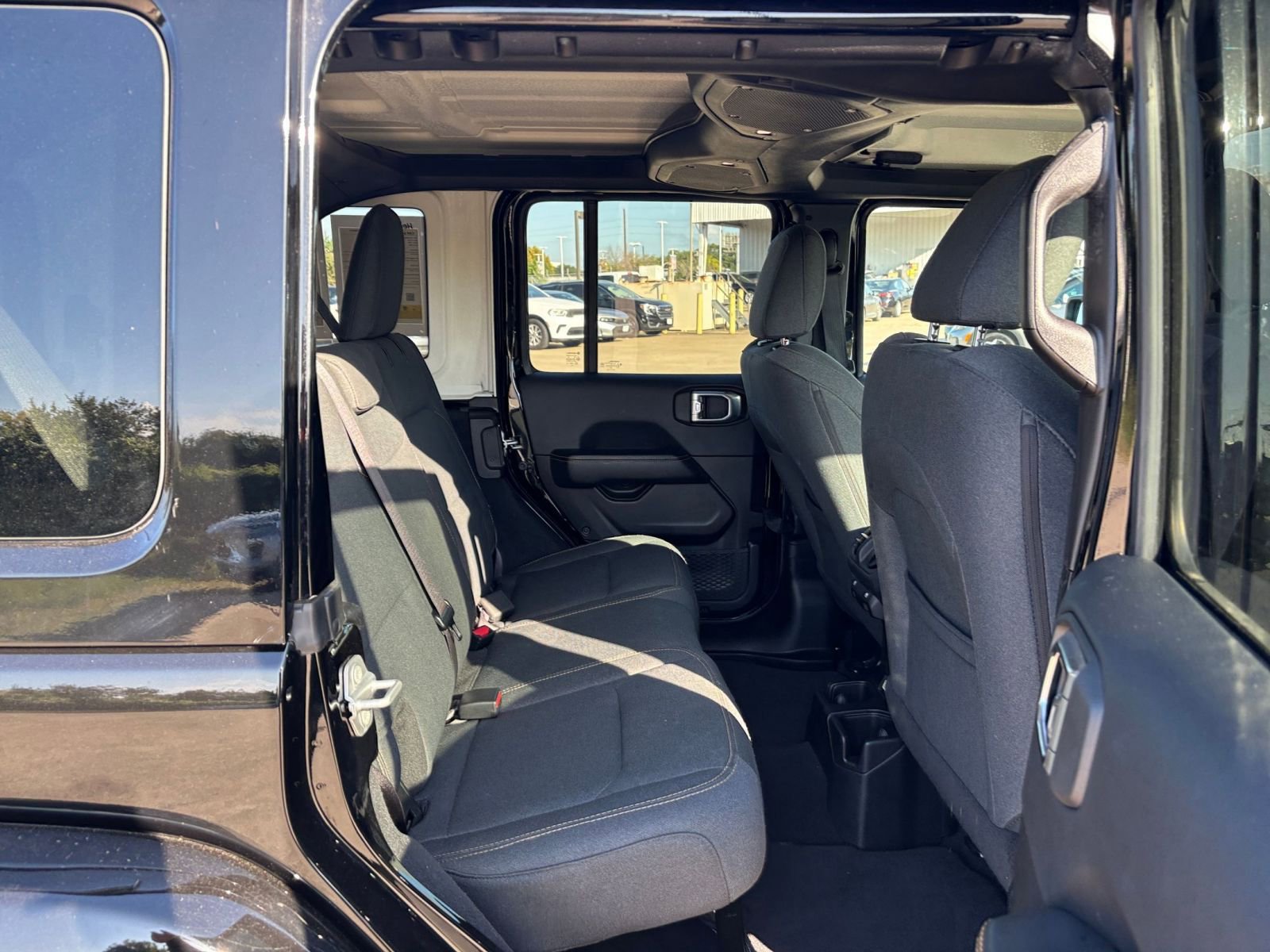 Used 2025 Jeep Wrangler Sahara image 24