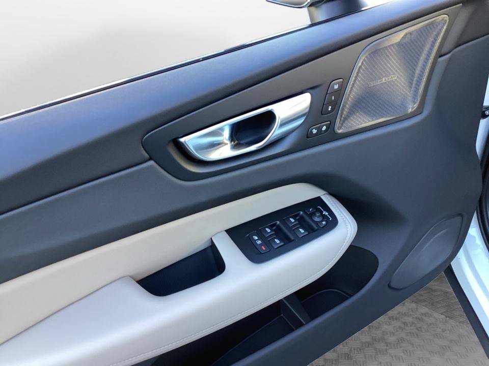 New 2027 Volvo XC60 B5 Plus AWD/4WD image 32