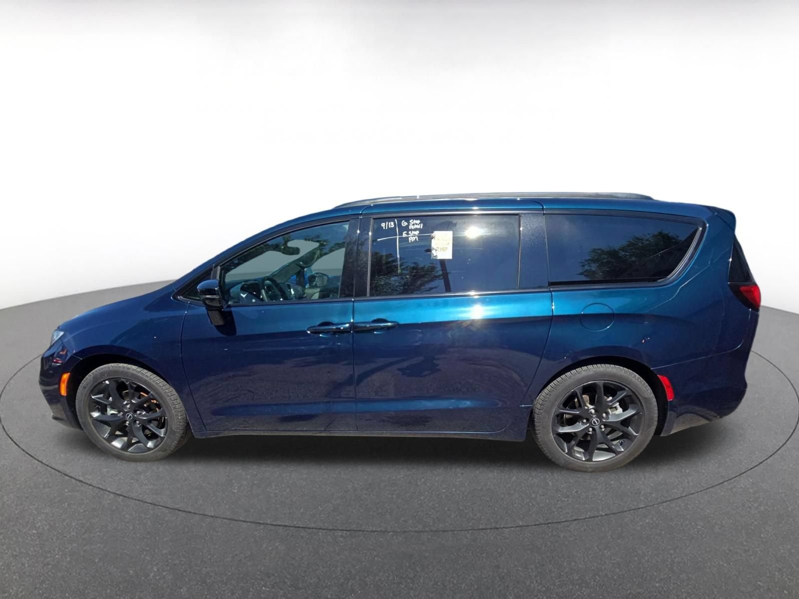 Used 2025 Chrysler Pacifica Limited FWD image 2