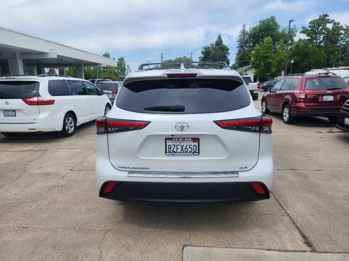 Used 2022 Toyota Highlander XLE FWD image 4