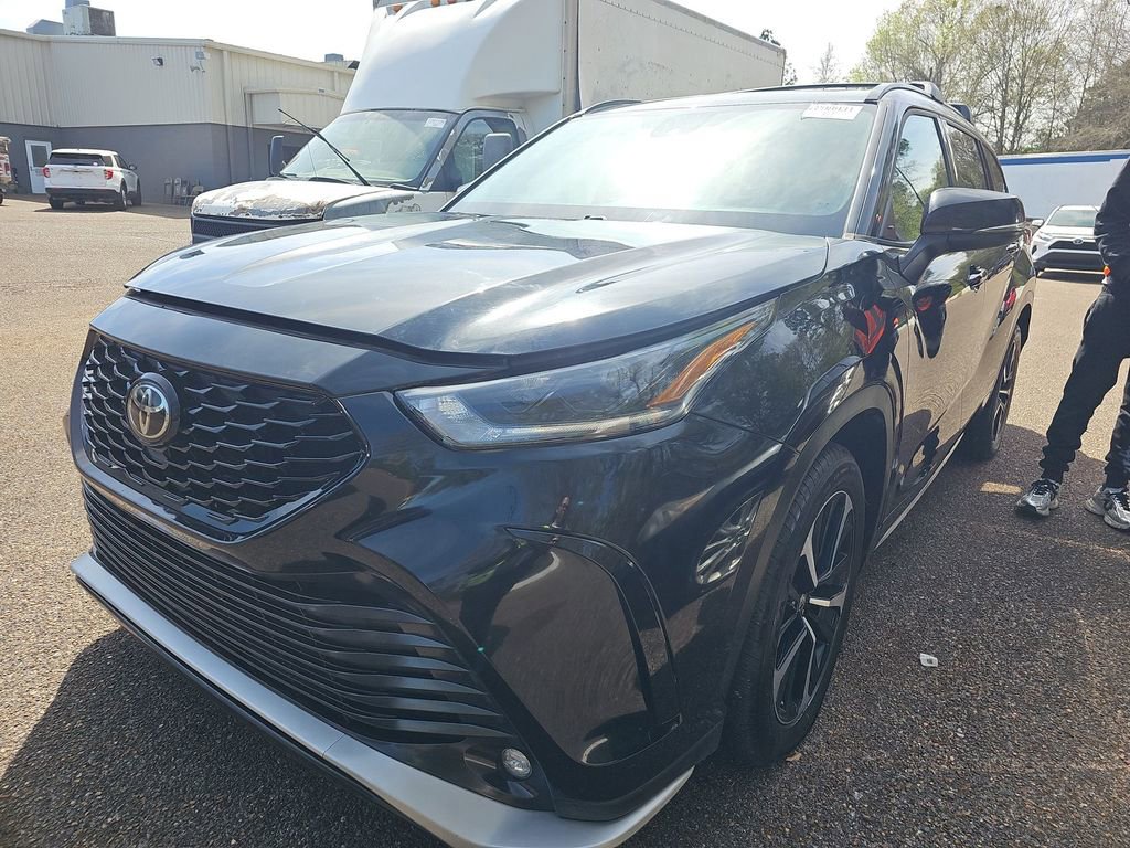 Used 2021 Toyota Highlander XSE image 3