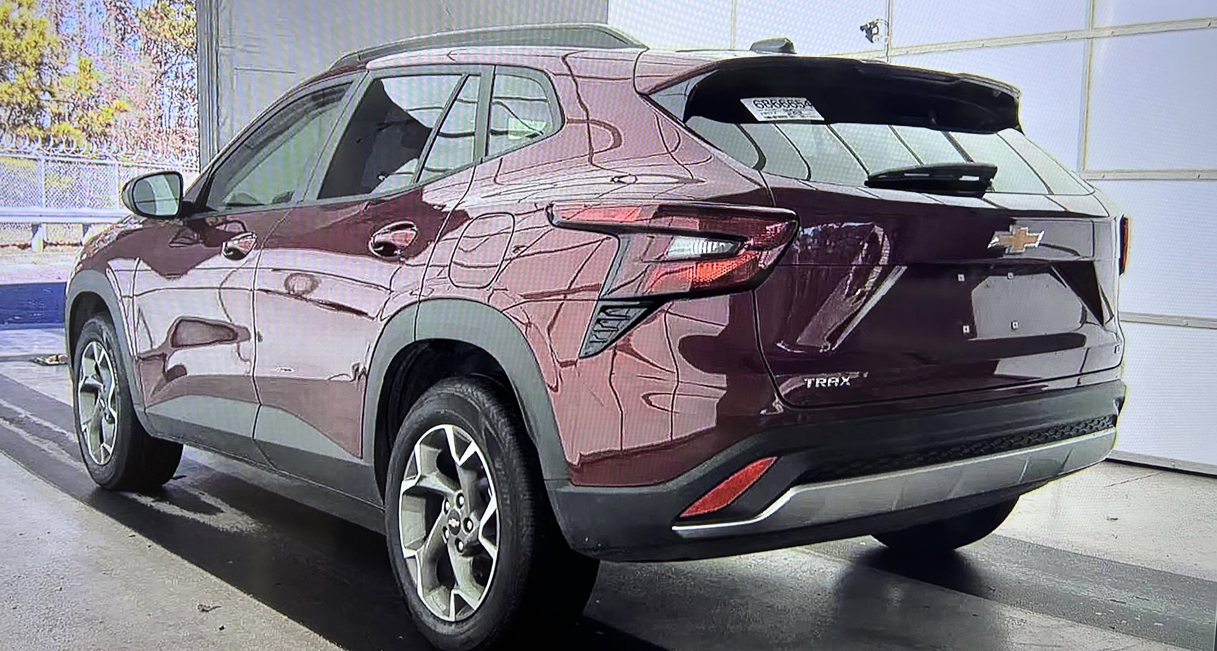 Used 2025 Chevrolet Trax LT w/ LT Convenience Package image 2