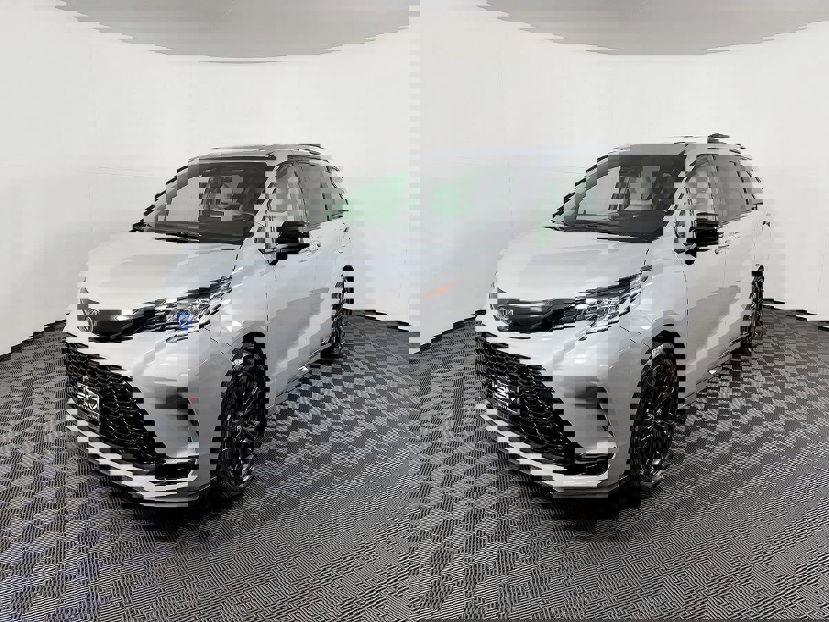 Used 2025 Toyota Sienna XSE image 2
