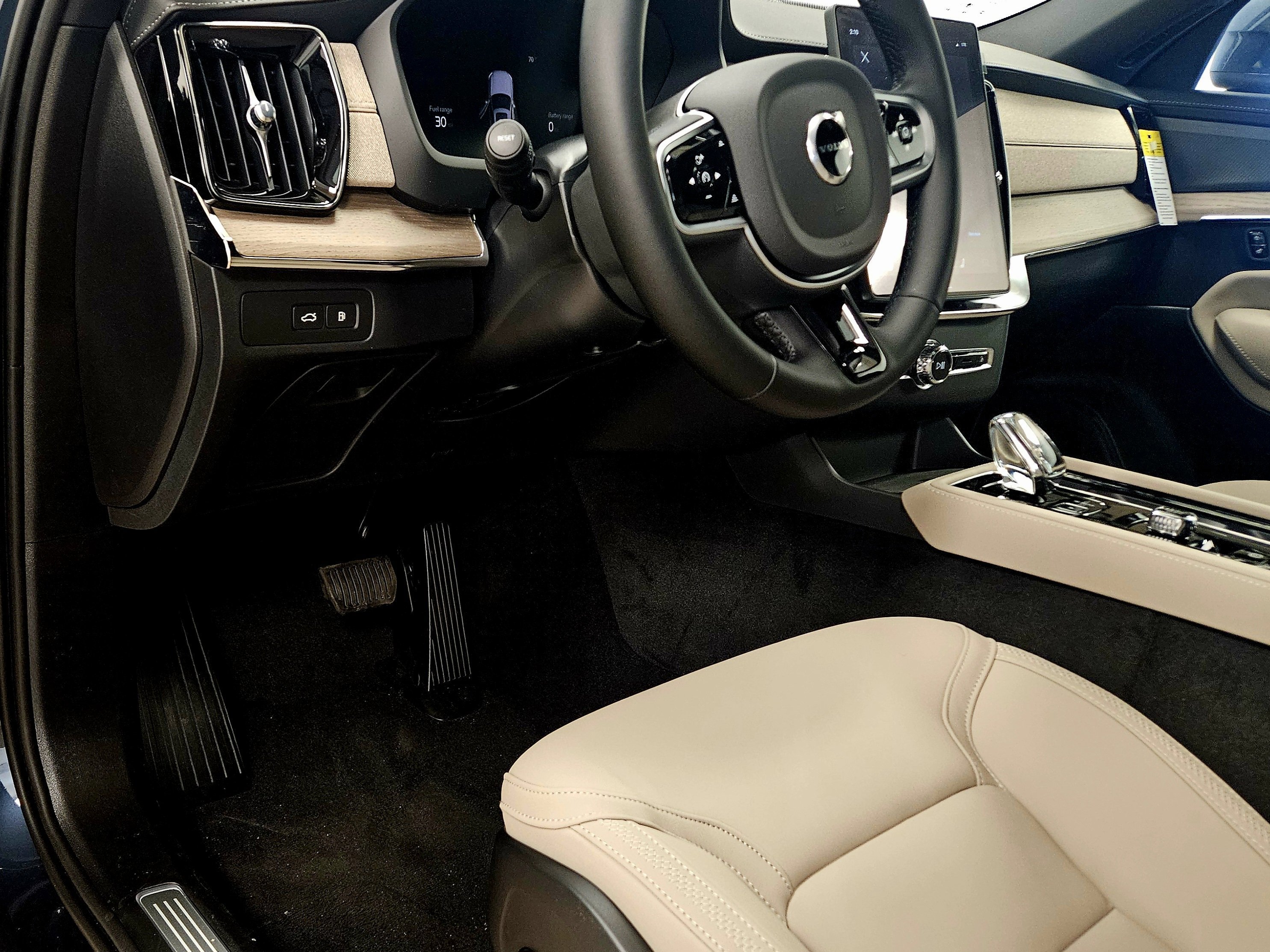 New 2026 Volvo XC90 T8 Plus w/ Protection Package AWD/4WD image 39