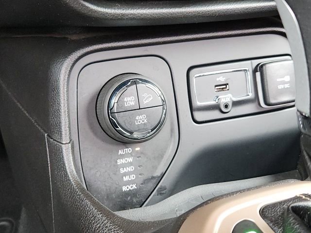 Used 2017 Jeep Renegade Trailhawk image 24