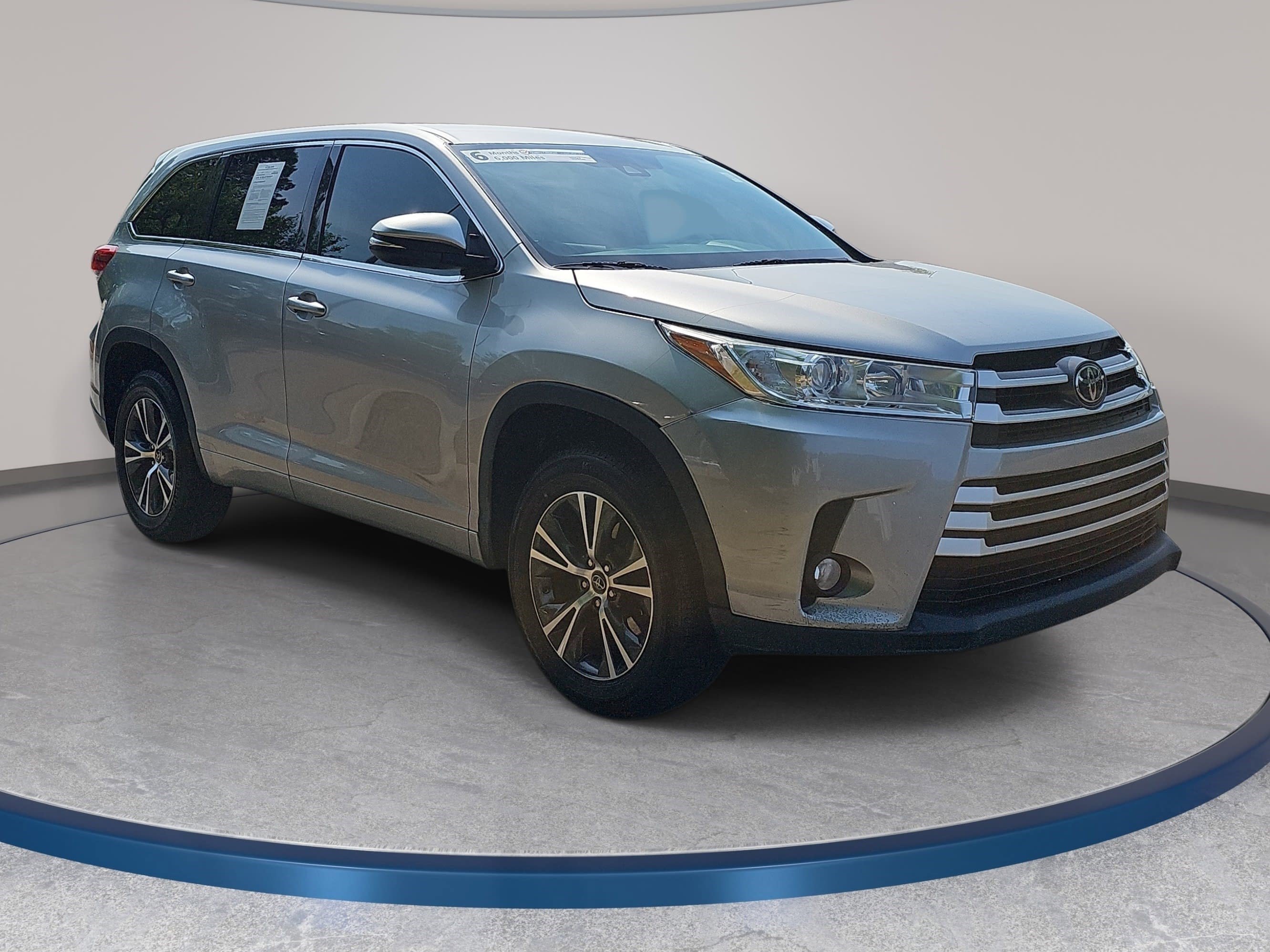 Used 2017 Toyota Highlander Plus FWD image 3