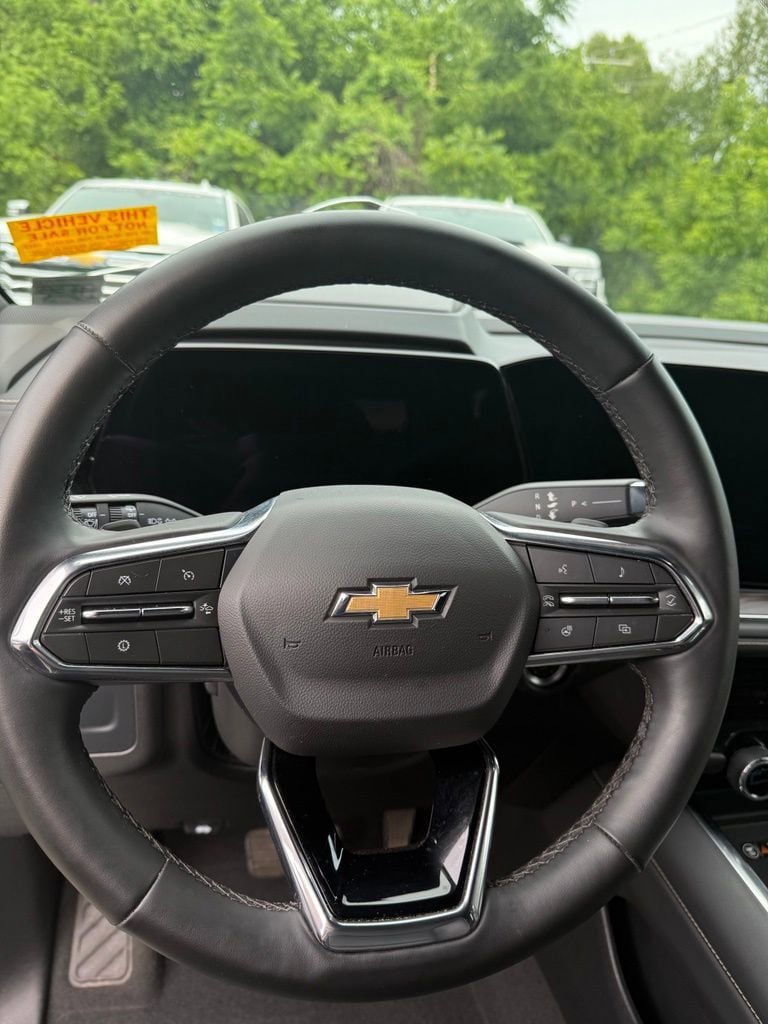 Used 2025 Chevrolet Suburban Premier AWD/4WD image 12