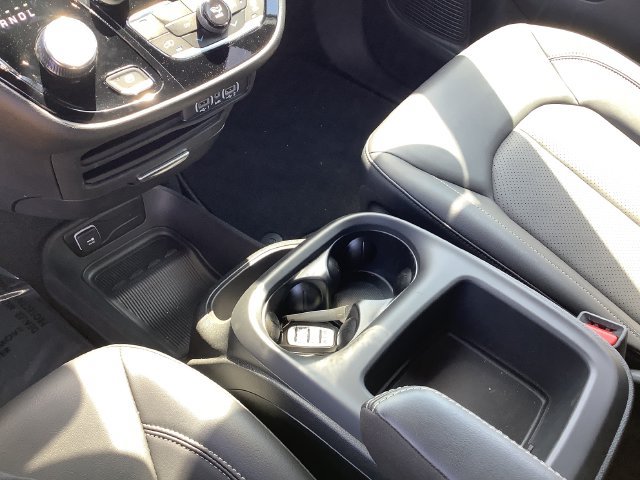 Used 2025 Chrysler Voyager LX FWD image 18
