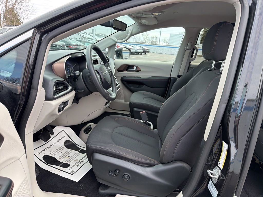 Used 2017 Chrysler Pacifica Touring image 16