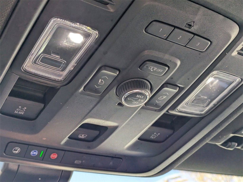 Used 2022 GMC Yukon SLT w/ SLT Premium Package image 17