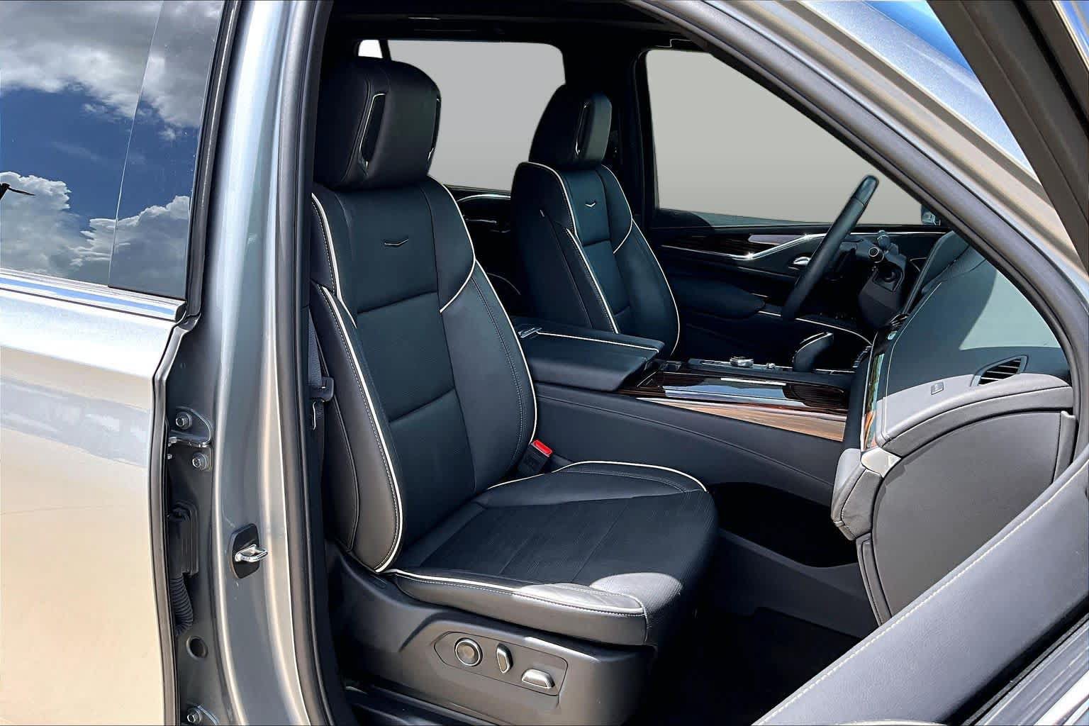 Used 2024 Cadillac Escalade Premium Luxury RWD image 8