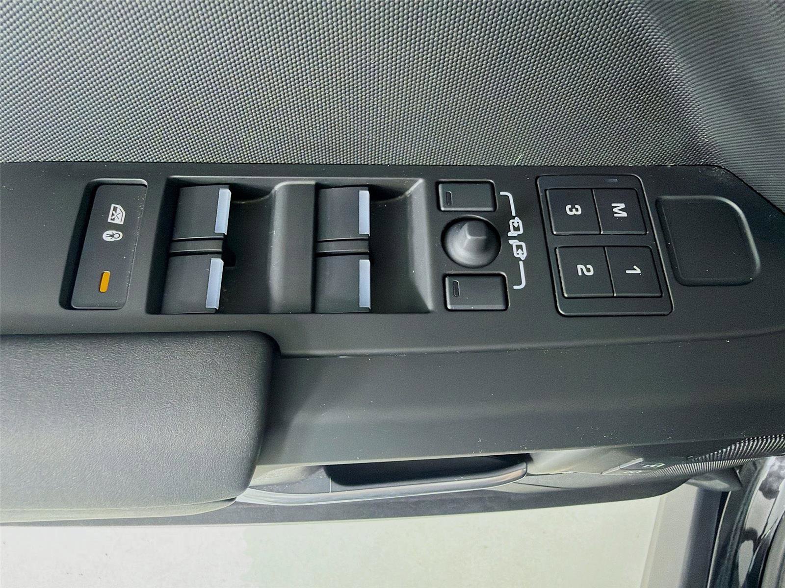 Used 2025 Land Rover Defender 110 S AWD/4WD image 7