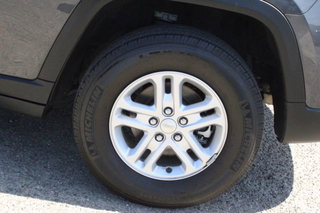 Used 2023 Jeep Grand Cherokee Laredo w/ Luxury Tech Group I AWD/4WD image 8
