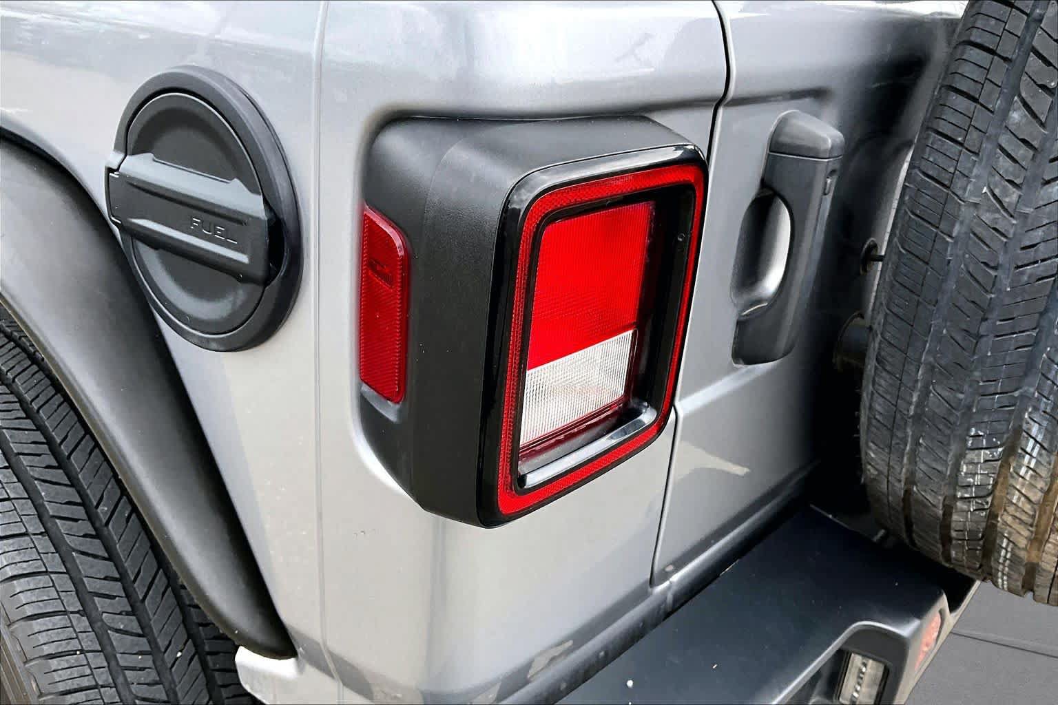 Used 2020 Jeep Wrangler Unlimited Sahara AWD/4WD image 28