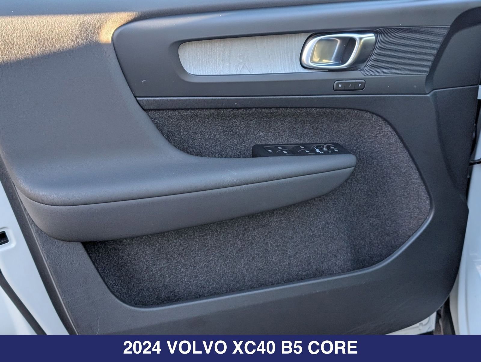 Used 2024 Volvo XC40 B5 Core AWD/4WD image 28