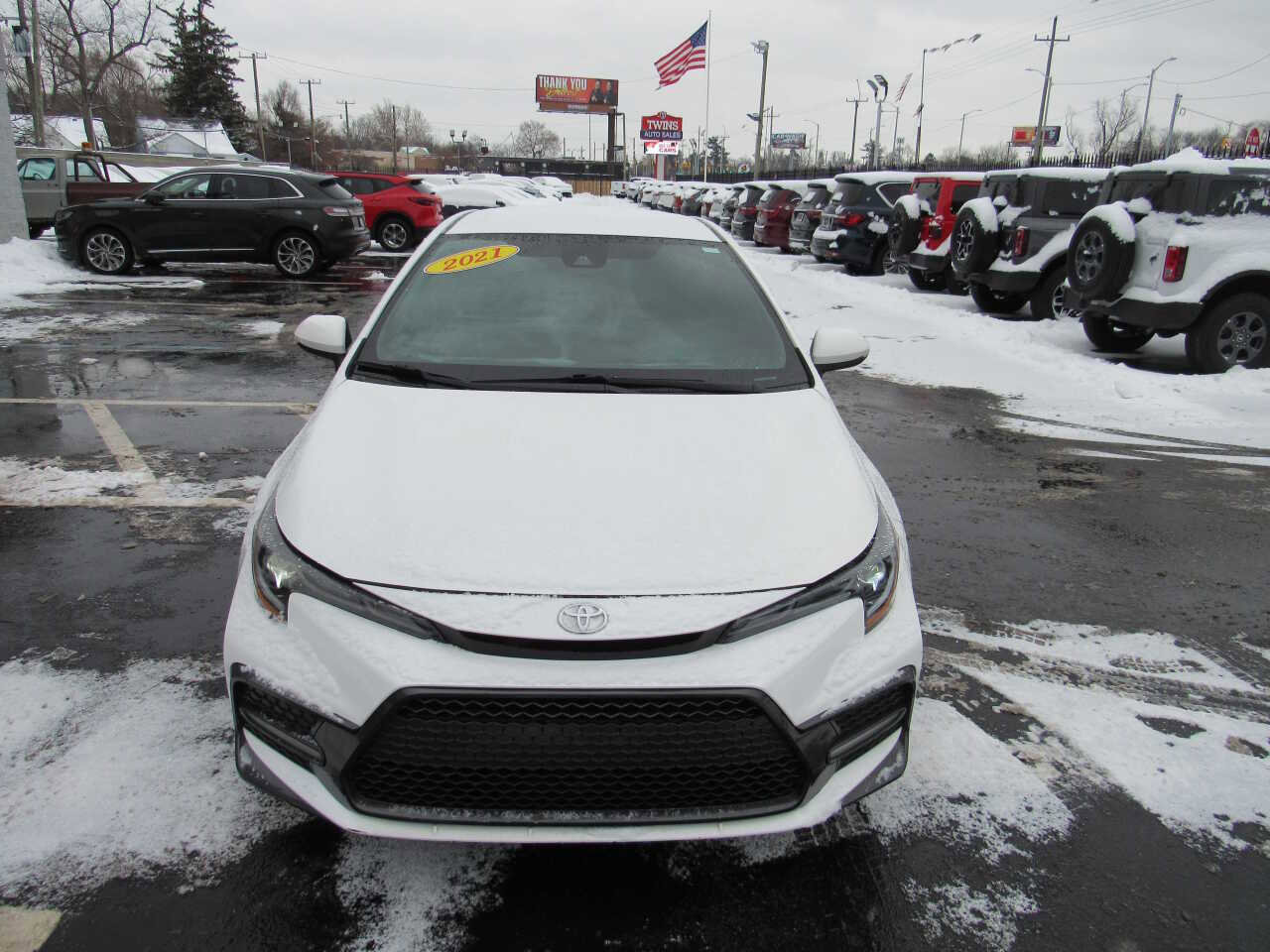 Used 2021 Toyota Corolla SE w/ Carpet Mat Package (TMS) FWD image 2