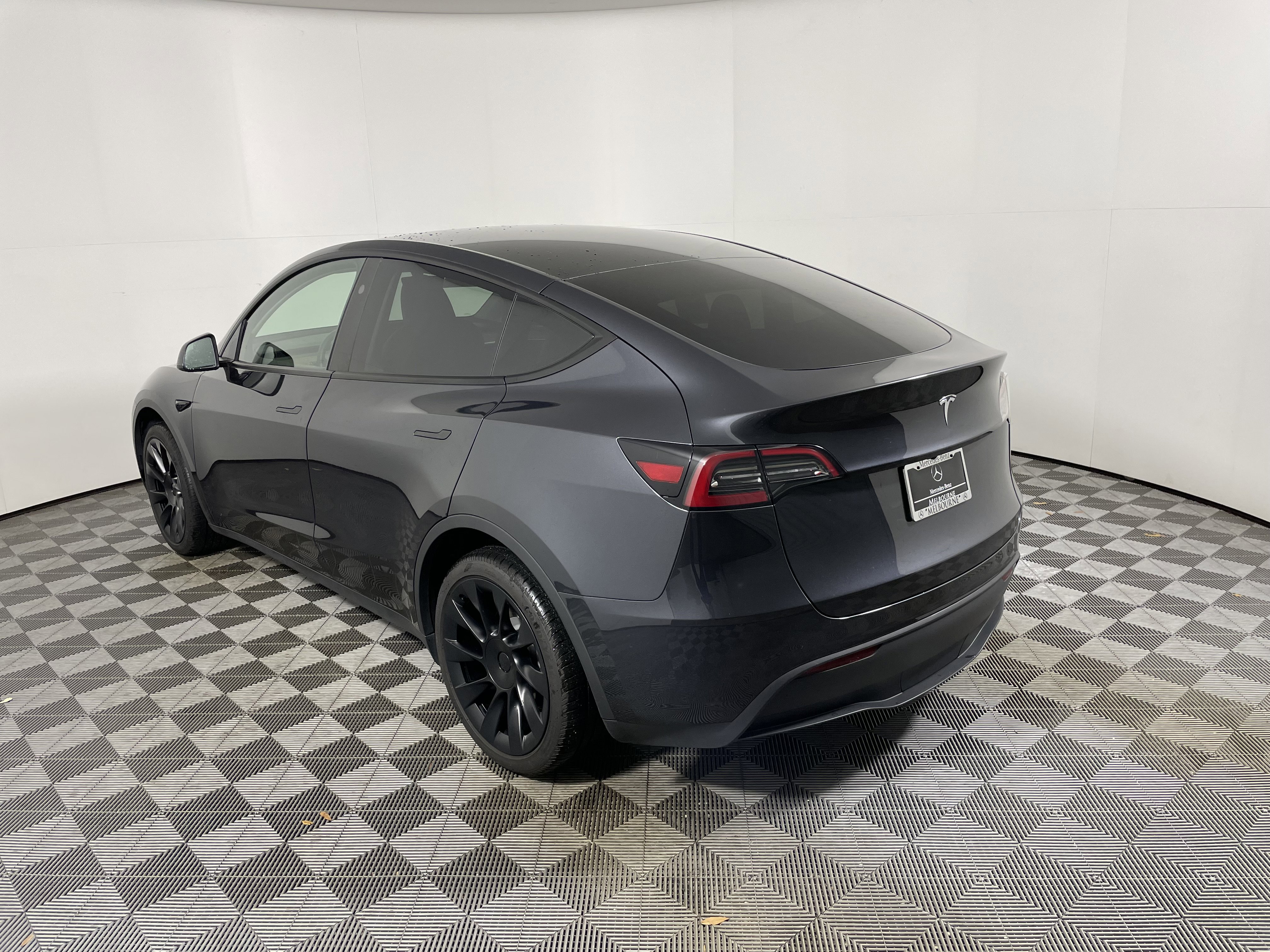 Used 2024 Tesla Model Y 2WD image 3