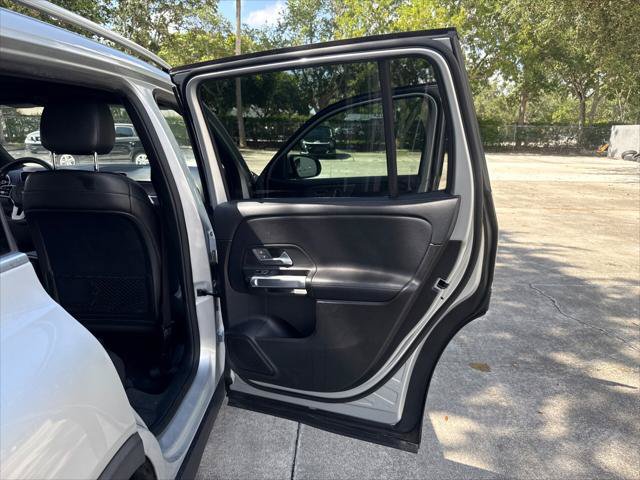 Used 2020 Mercedes-Benz GLB 250 w/ Premium Package image 24