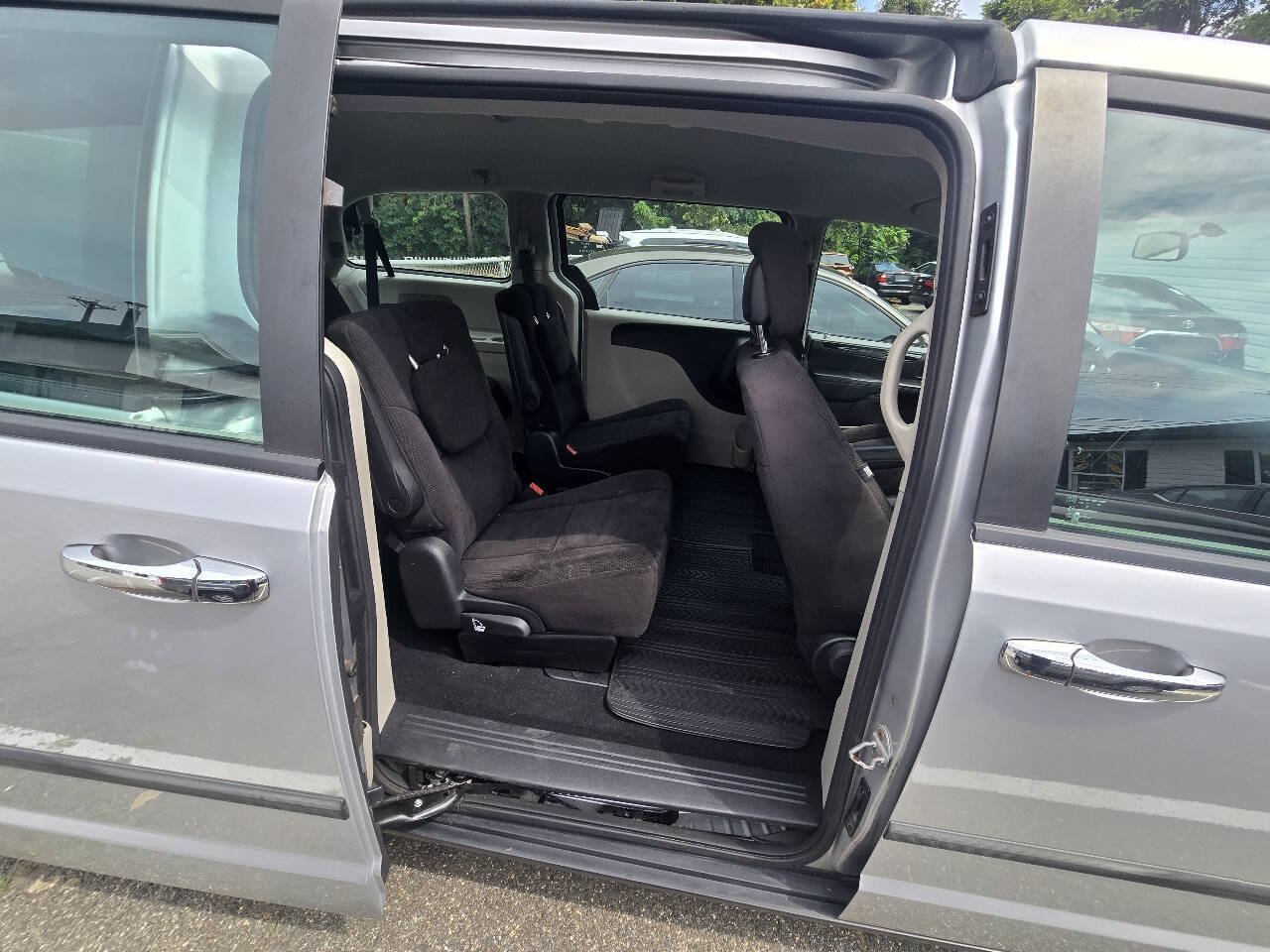 Used 2012 Dodge Grand Caravan American Value Package FWD image 6