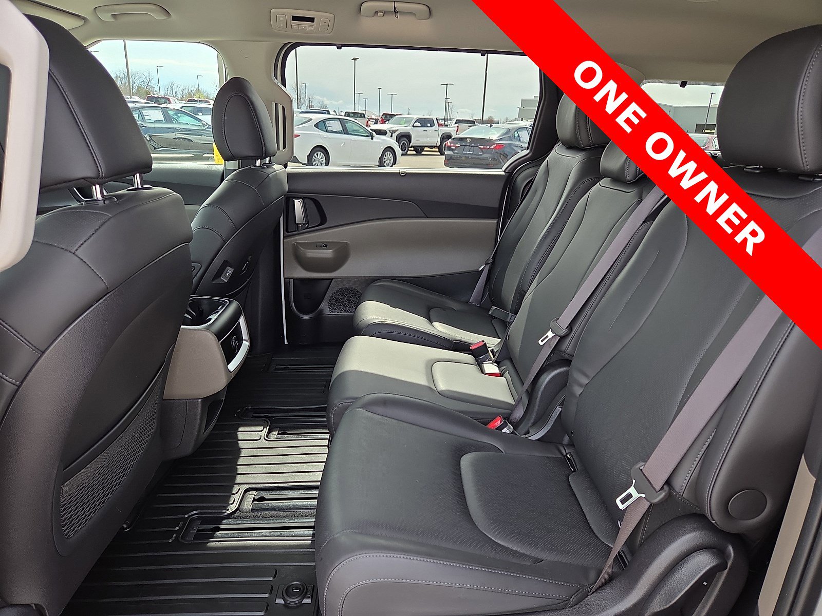 Used 2025 Kia Carnival EX image 11