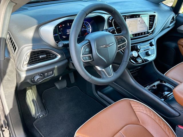 Used 2025 Chrysler Pacifica Pinnacle image 9