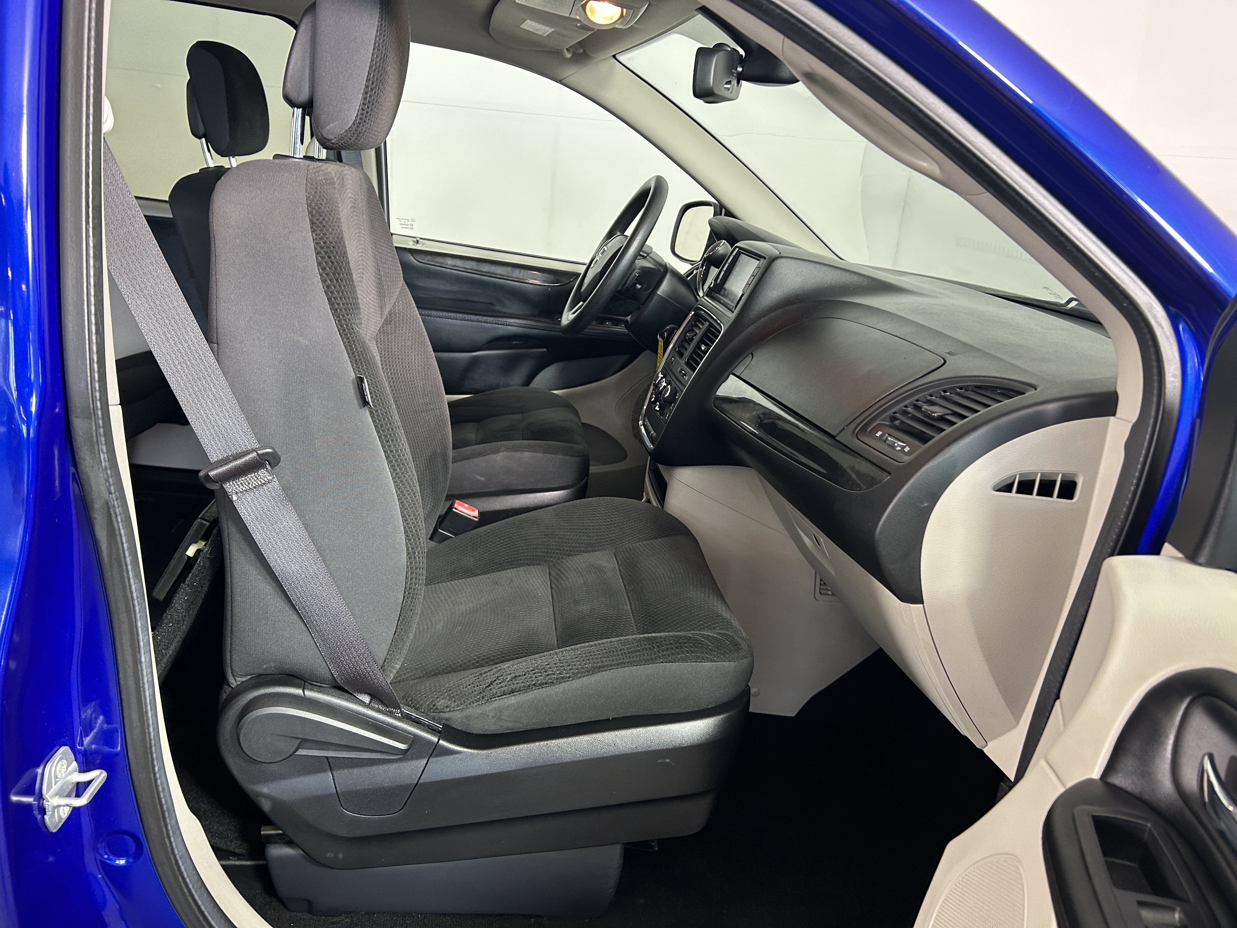 Used 2019 Dodge Grand Caravan SE w/ UConnect Hands-Free Group FWD image 11