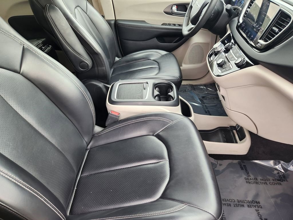 Used 2023 Chrysler Pacifica Touring-L image 15