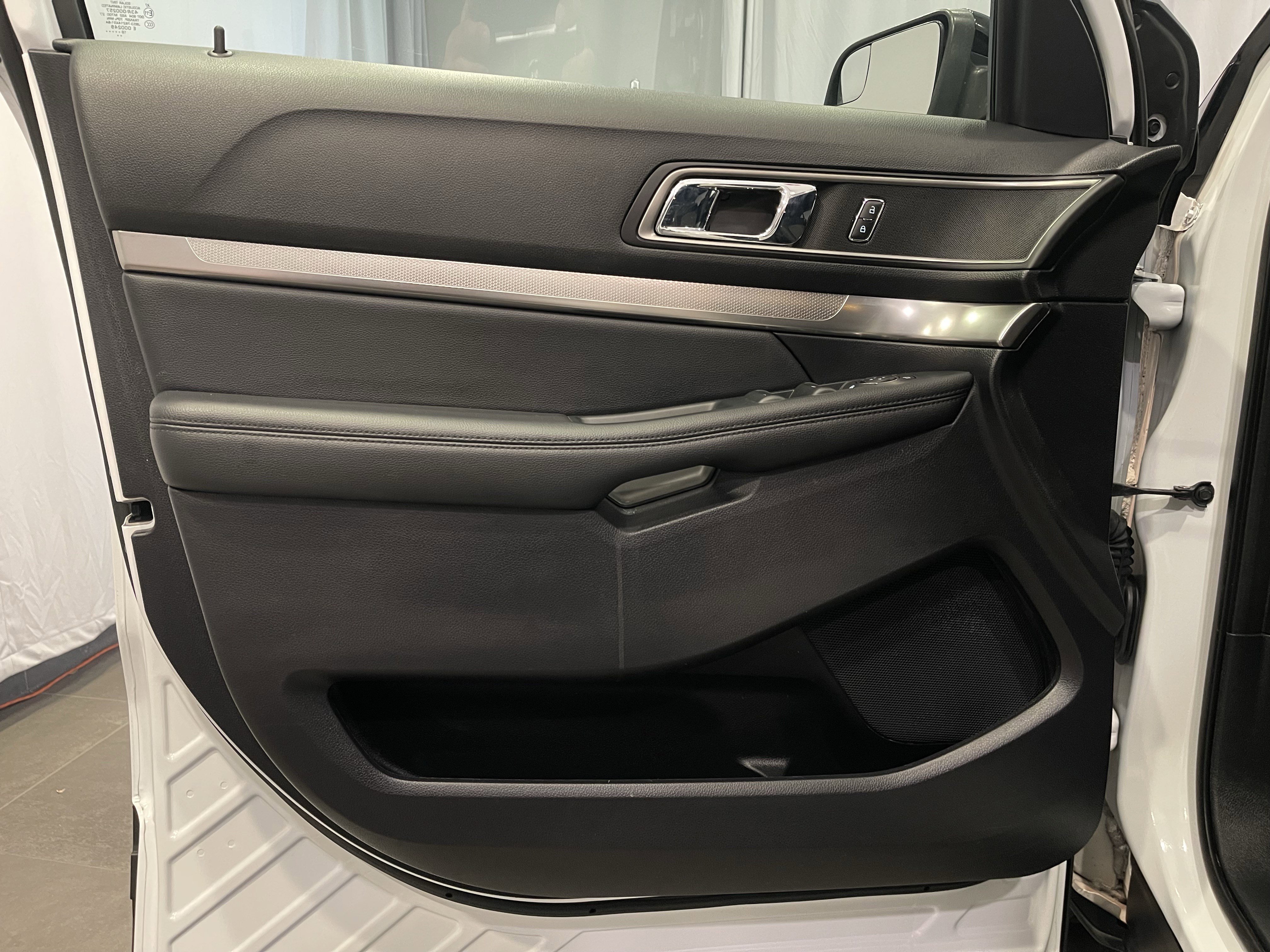 Used 2018 Ford Explorer XLT w/ Equipment Group 201A image 12