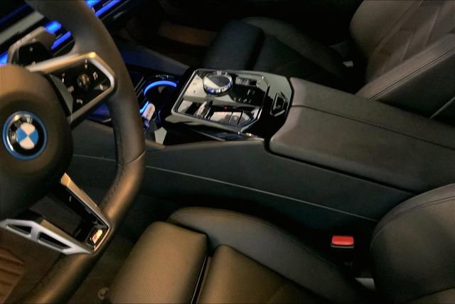 Used 2025 BMW 550e xDrive w/ Executive Package image 8