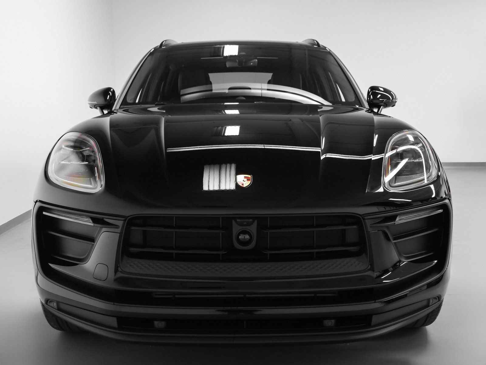 Certified 2026 Porsche Macan AWD/4WD image 8