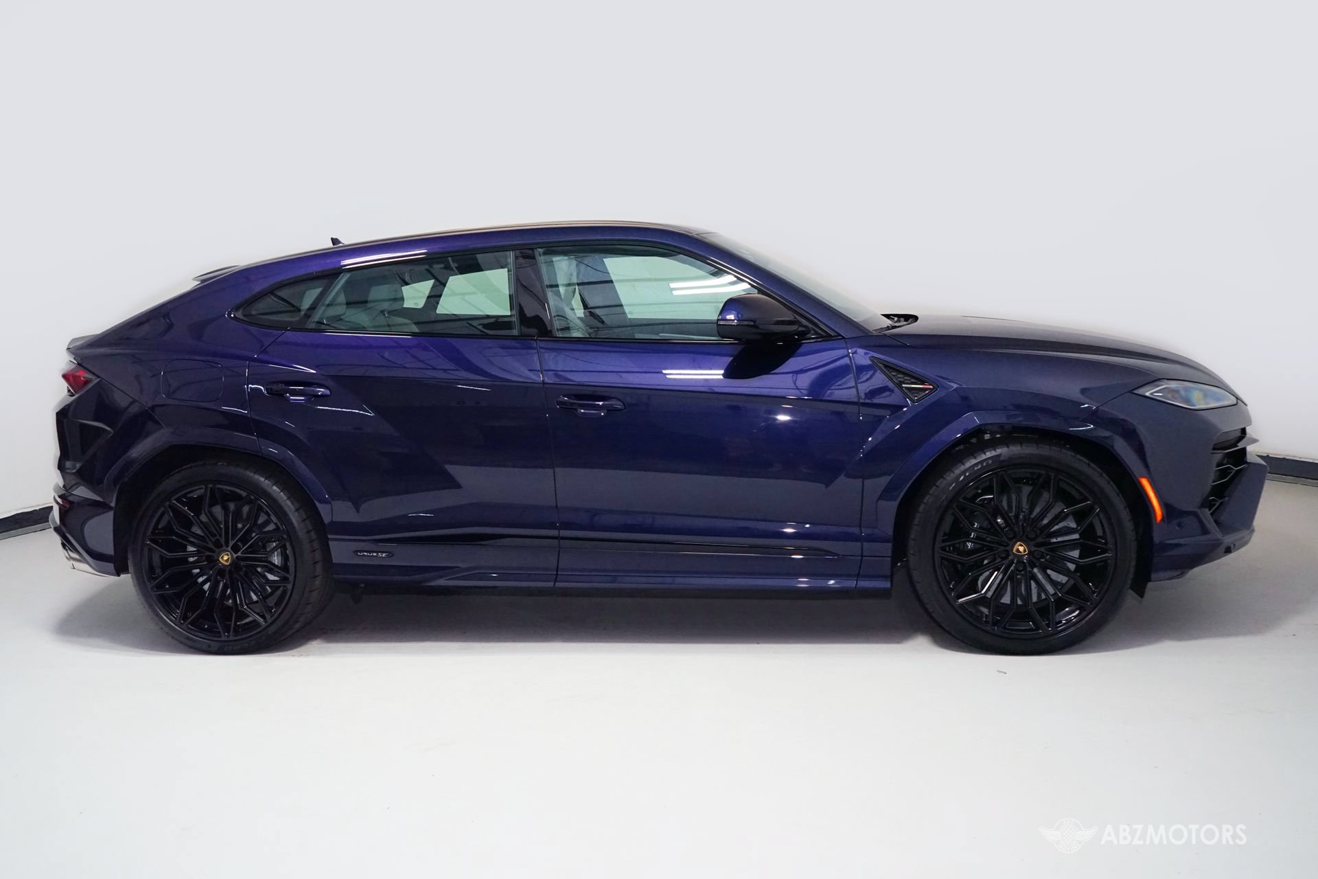 Used 2025 Lamborghini Urus SE AWD/4WD image 4