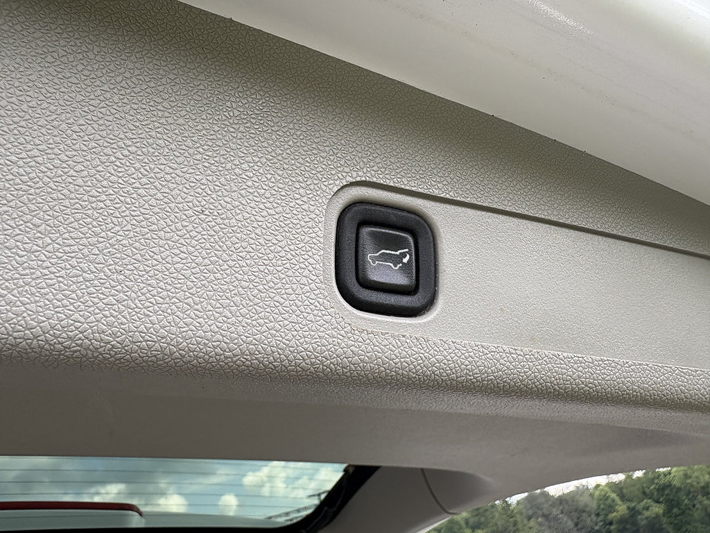 Used 2010 Chevrolet Tahoe LTZ RWD image 16