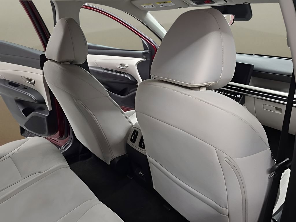 Used 2025 Hyundai Tucson SEL FWD image 16