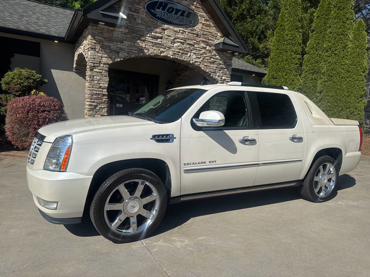 Used 2012 Cadillac Escalade EXT Premium AWD/4WD image 2