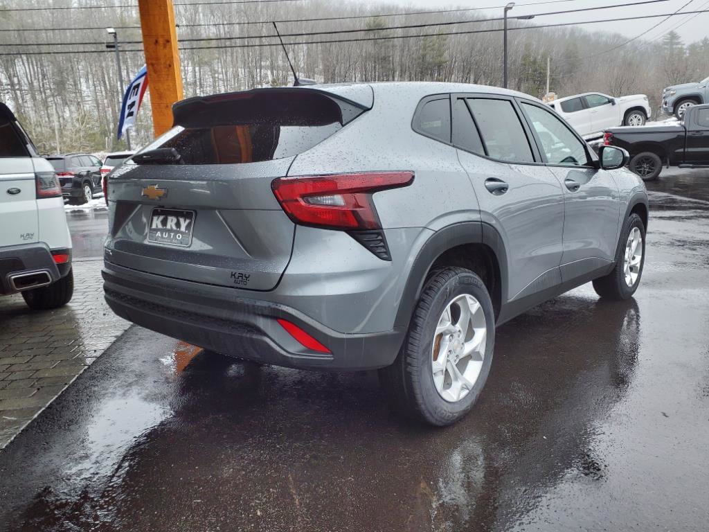Used 2024 Chevrolet Trax LS w/ LS Convenience Package image 4