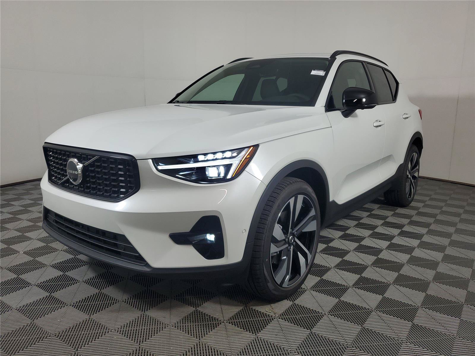 New 2026 Volvo XC40 B5 Plus w/ Climate Package AWD/4WD image 3