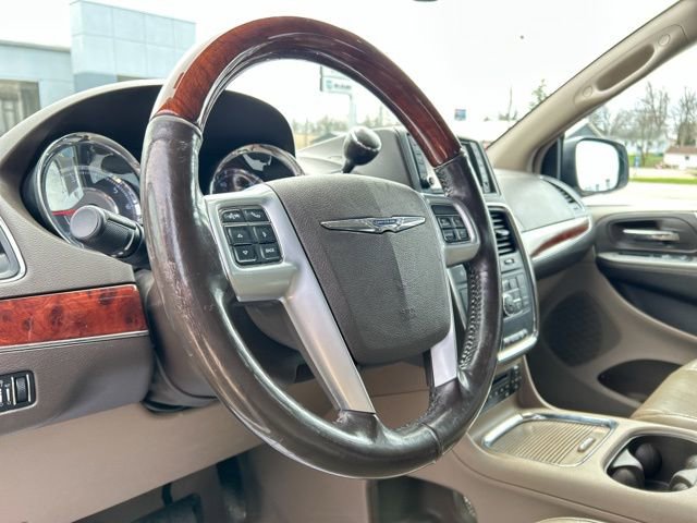 Used 2012 Chrysler Town & Country Limited image 39