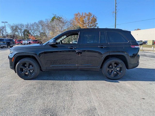 Used 2023 Jeep Grand Cherokee Altitude image 4