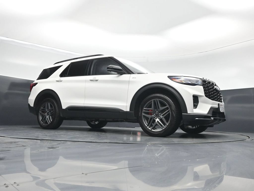 Used 2025 Ford Explorer ST-Line w/ ST-Line Street Pack AWD/4WD image 3