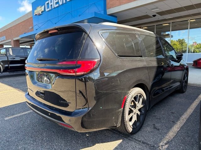 Used 2025 Chrysler Pacifica Limited FWD image 3