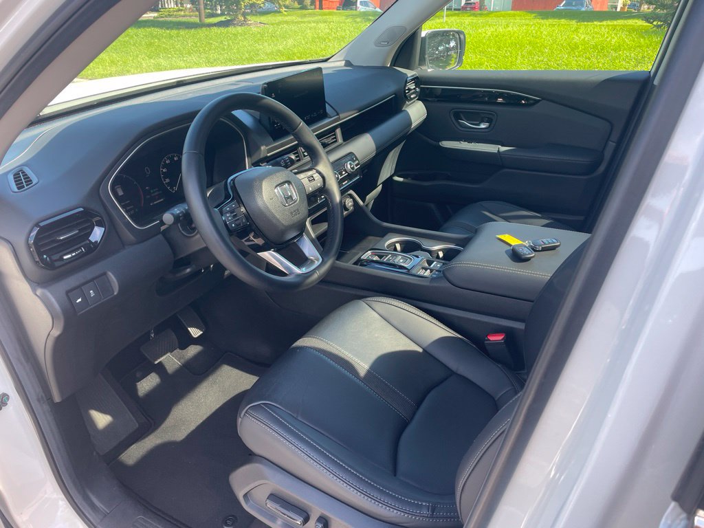 Used 2025 Honda Pilot Touring image 11
