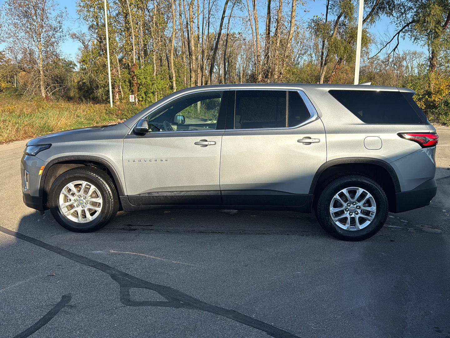 Used 2023 Chevrolet Traverse LS w/ Safety Package FWD image 3