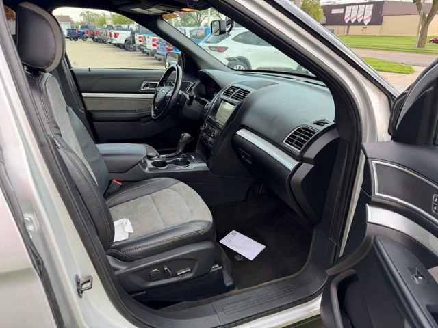 Used 2017 Ford Explorer XLT w/ XLT Technology Feature Bundle AWD/4WD image 12