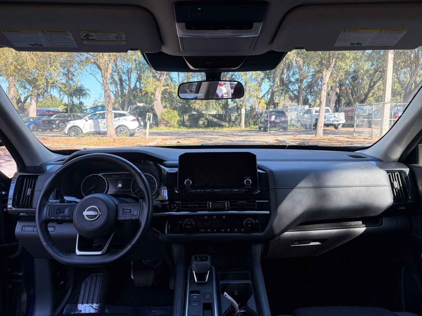 Used 2025 Nissan Pathfinder SV image 32