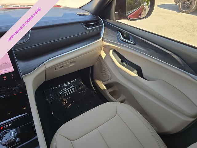 Certified 2025 Jeep Grand Cherokee Limited w/ Black Appearance Package RWD image 12